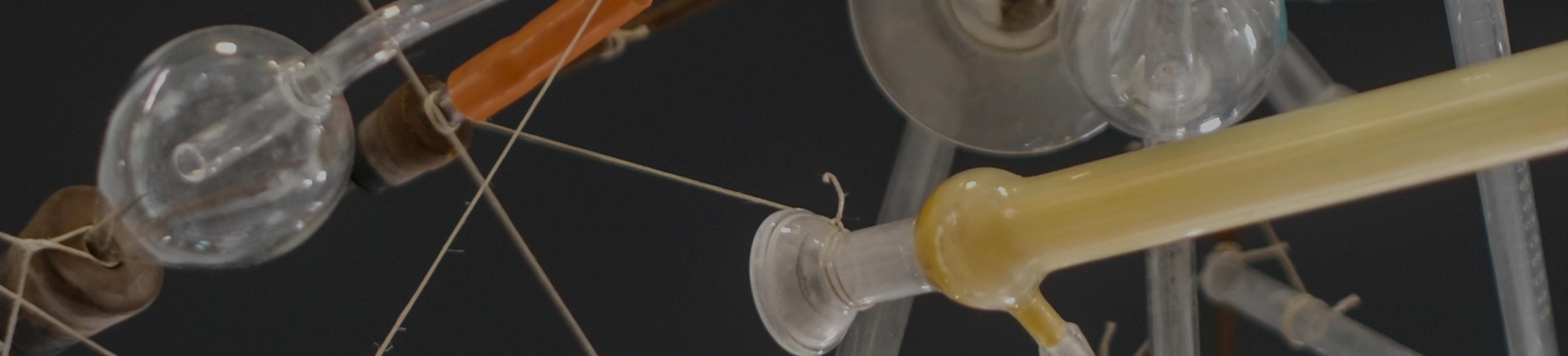 Imagen de diversos recipientes de laboratorio